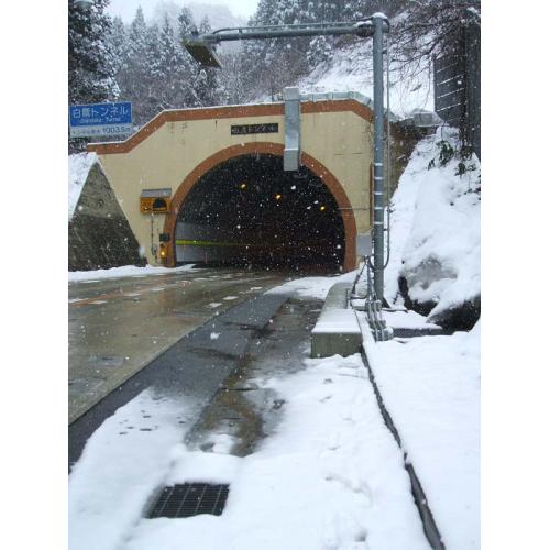 赤外線照射道路融雪灯システム「暖灯」