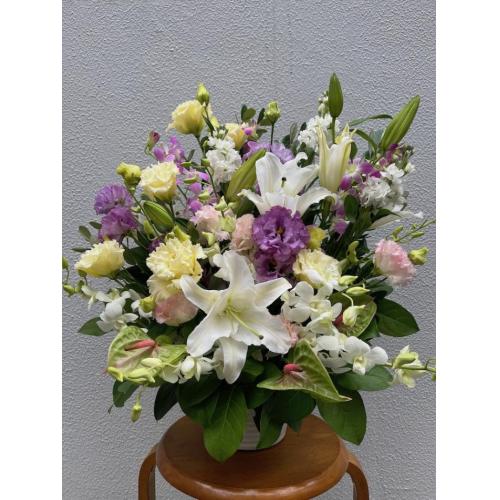 故人への想いを、静かな花に託して。お供えのアレンジメント