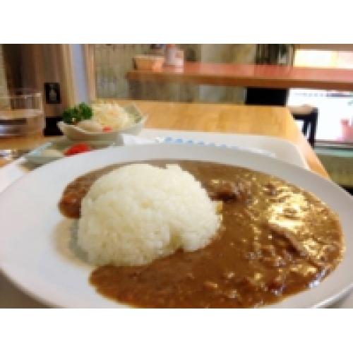 こだわりの牛すじカレー店、 はりきって営業中です!