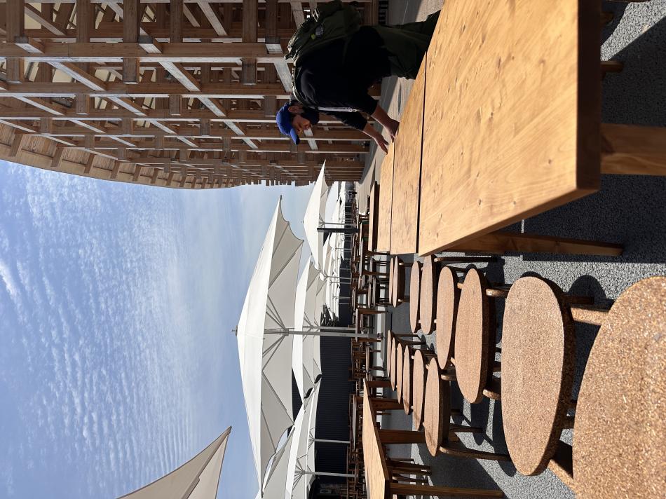 大阪・万博会場の全エリアで使用された香川県産檜を使ったテーブル