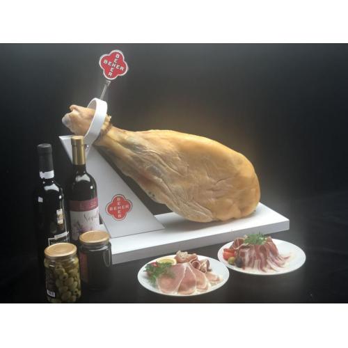 金に輝く豪華な生ハム「金アグーの生ハム 原木(約7㎏)」