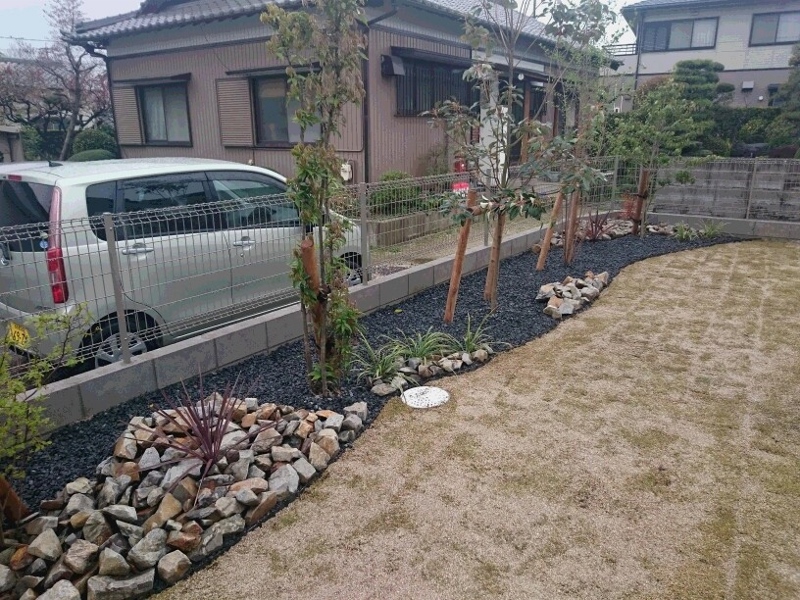 砕石、樹木を使ったお庭