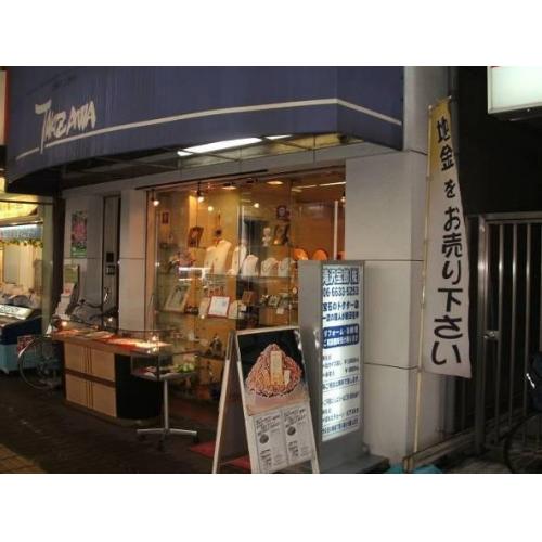 難波駅近くに創業100年を誇る宝石・貴金属店がある。