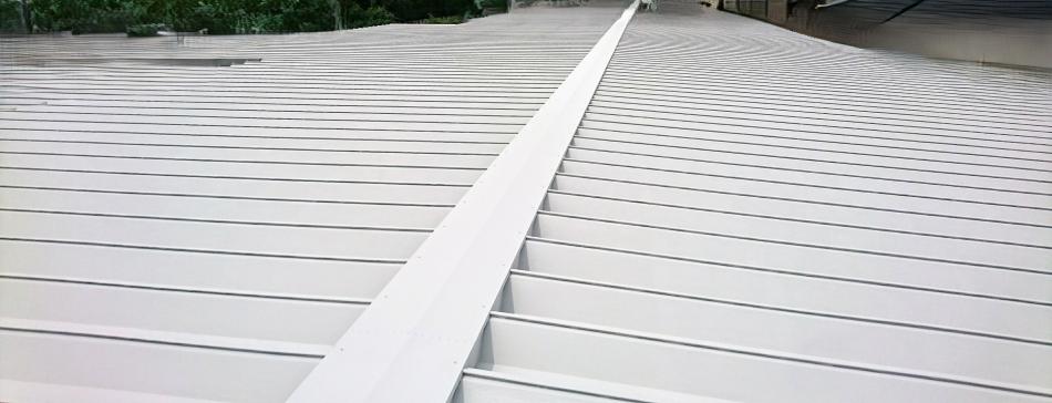 工場屋根、外壁、室外機などの　　　　　　遮断熱塗装