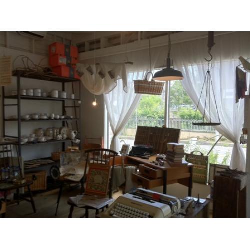 ＢＲＯＣＡＮＴＥ　Ｇｉｇｕｅフランスなどの古い家具や雑貨をあつかっているお店です