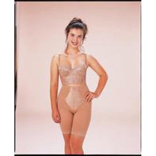 女性補正下着(セミロングブラジャーとロングガードルの組合せ写真)