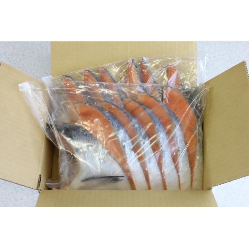鶴賀屋プレミアム銀鮭は、職人が「冷凍のまま手切り」しているから鮮度も旨味も抜群!