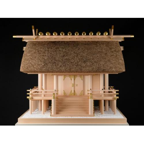 伊勢神宮の建築様式である「唯一神明造」を模した茅葺神殿