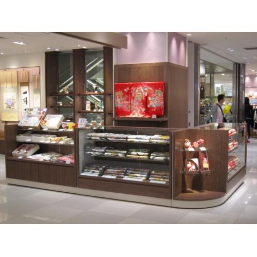百貨店の着物コーナーのショーケース什器